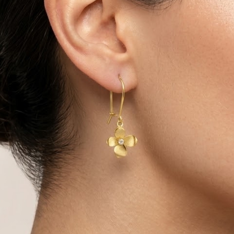 گوشواره طلا 18 عیار آویزی طرح شکوفه گل - تصویر 1